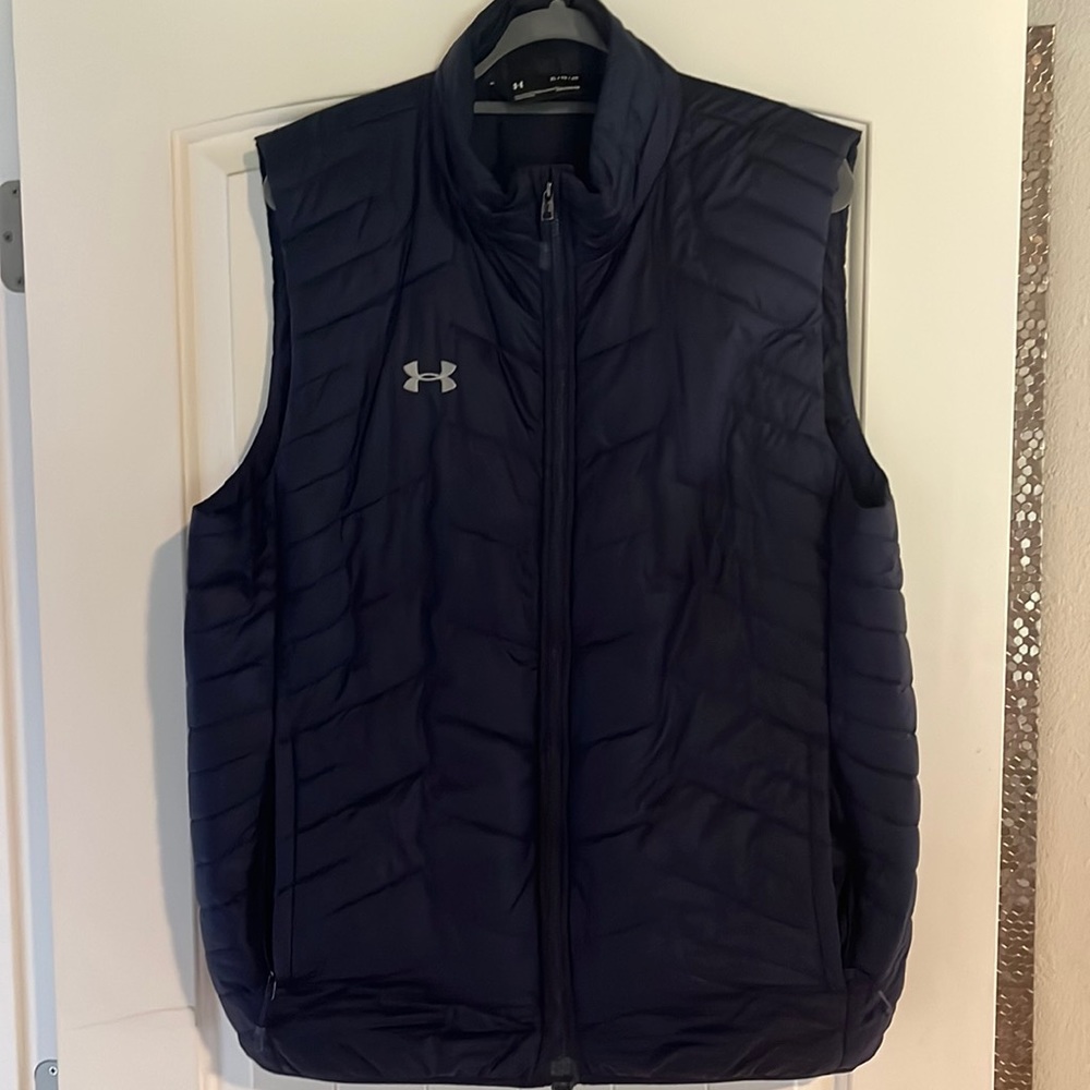 Excellent condition men’s under armor navy blue lightweight down vest